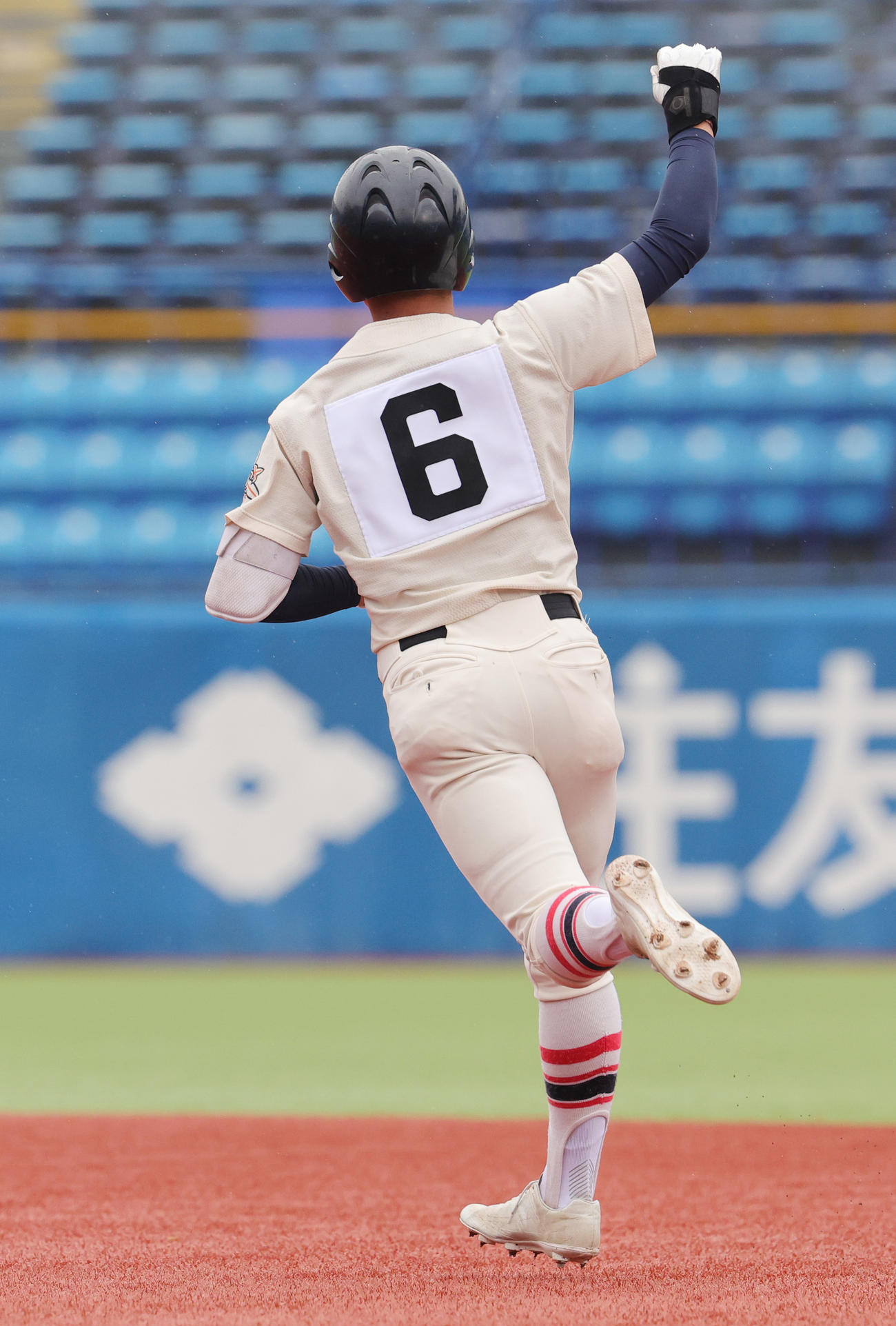 聖光学院対東洋大姫路　1回裏東洋大姫路2死一、二塁、先制左越え3点本塁打を放ち喜ぶ高畑（撮影・野上伸悟）