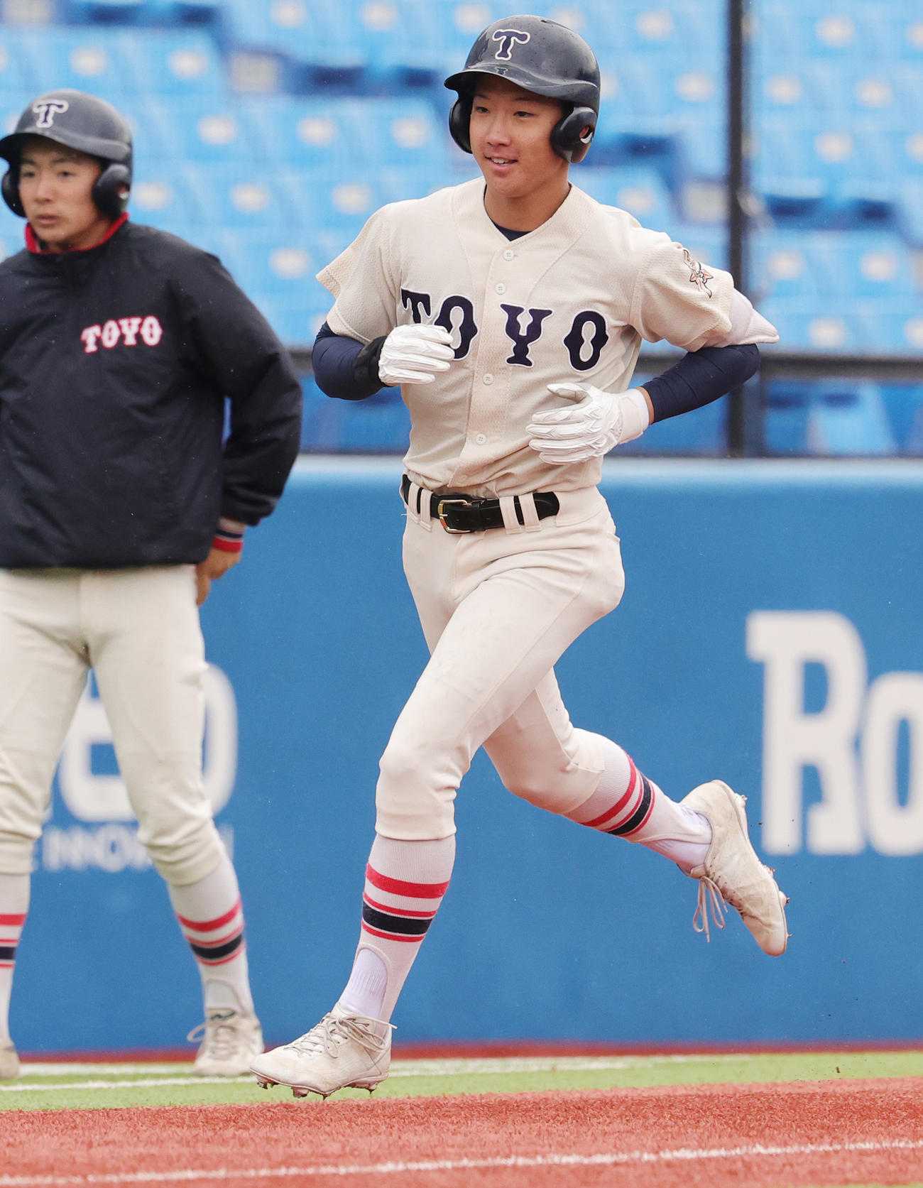 聖光学院対東洋大姫路　1回裏東洋大姫路2死一、二塁、先制左越え3点本塁打を放つ高畑（撮影・野上伸悟）