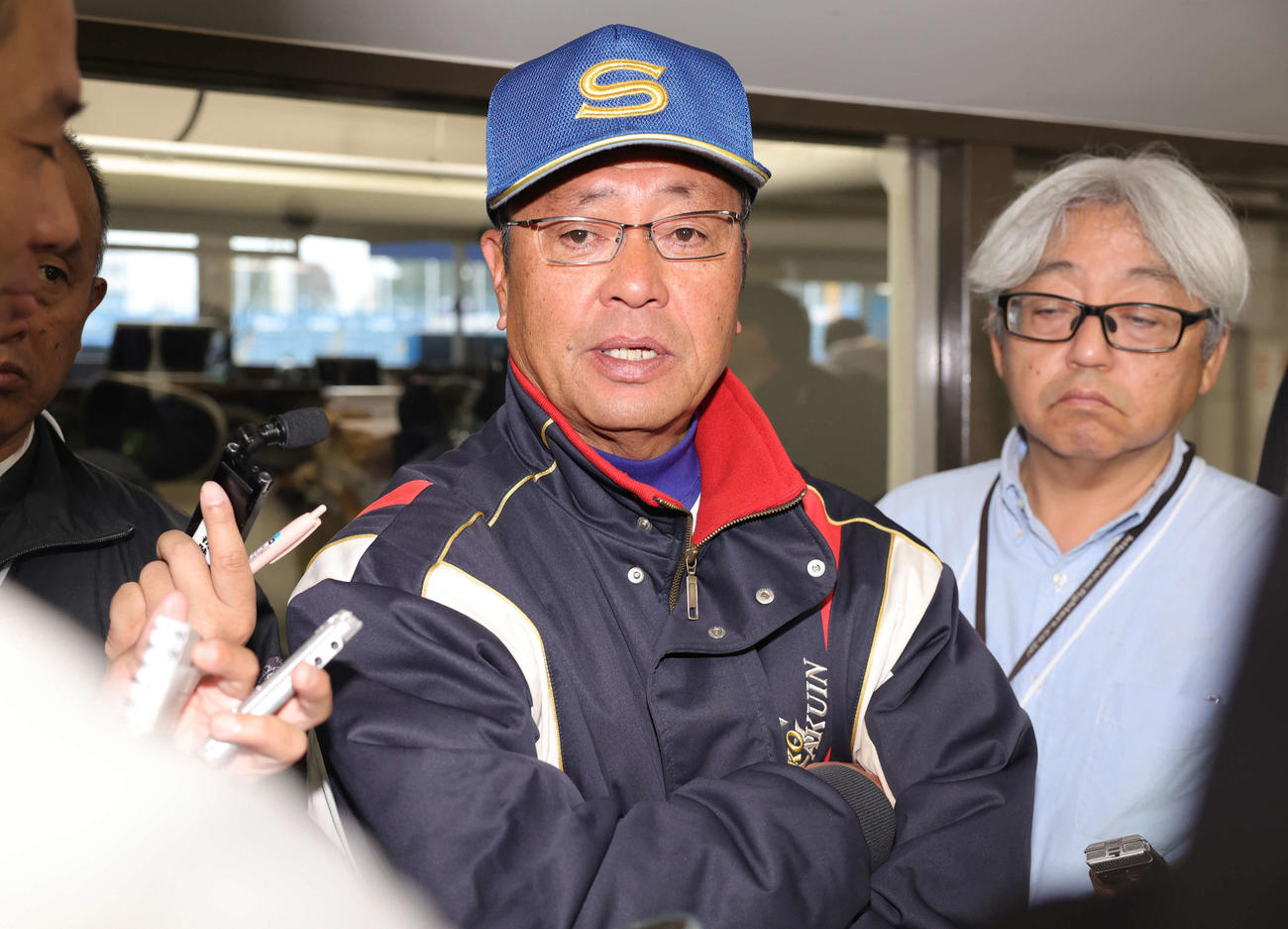 聖光学院対東洋大姫路　コールド負けを喫し取材対応する聖光学院・斎藤監督（撮影・野上伸悟）
