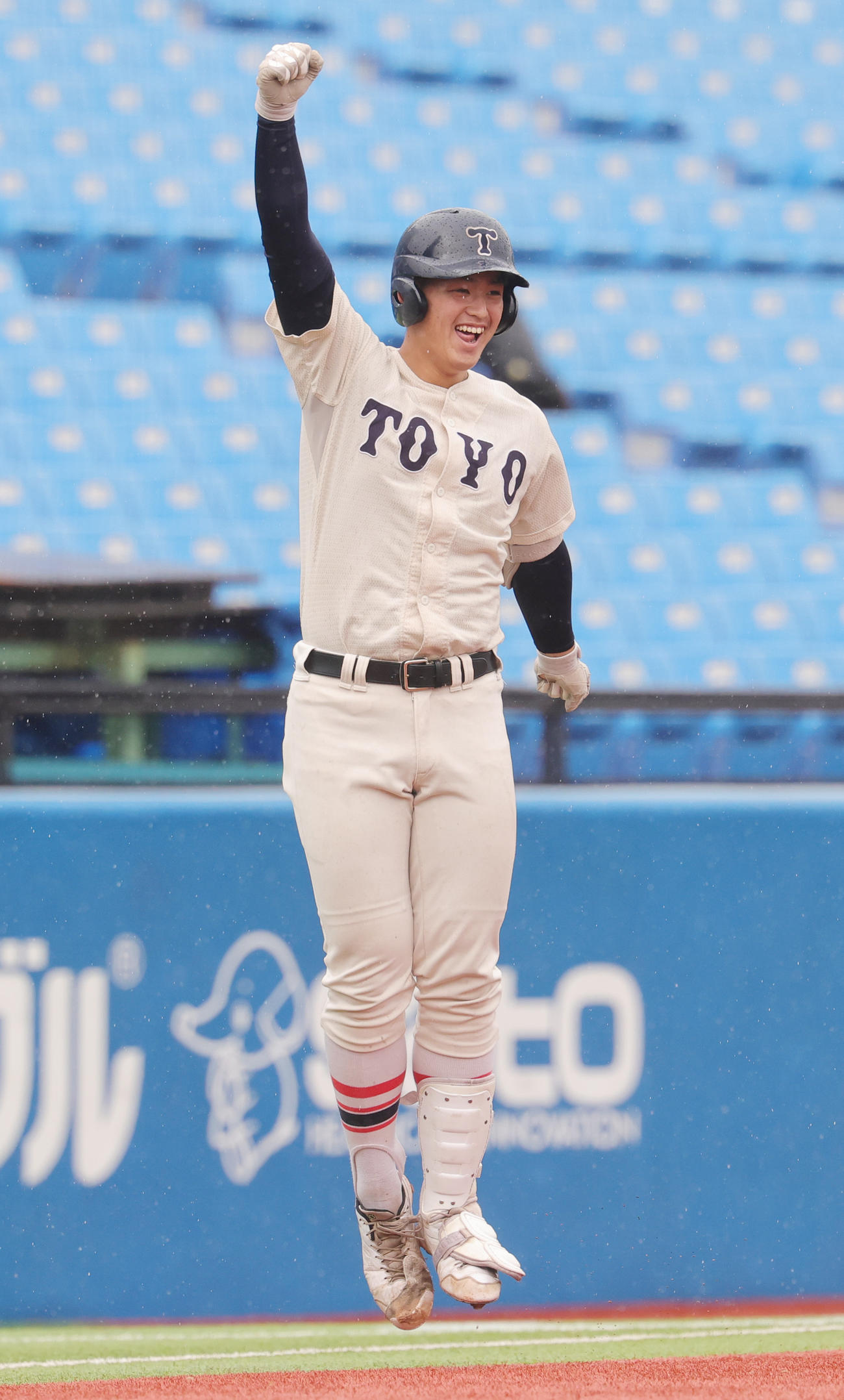 聖光学院対東洋大姫路　5回裏東洋大姫路1死三塁、コールド勝ちを決める右安打を放ち喜ぶ阪下（撮影・野上伸悟）