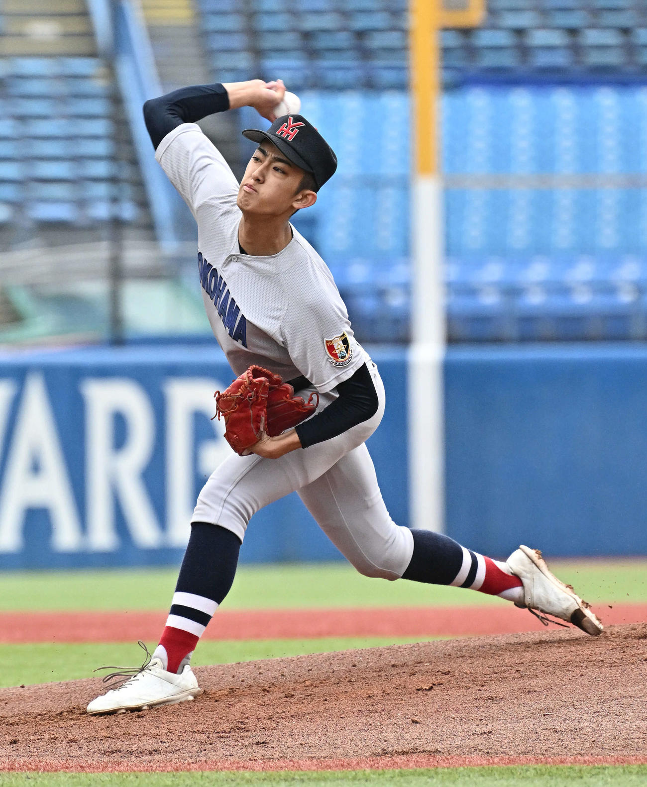 明徳義塾対横浜　横浜先発の織田（撮影・滝沢徹郎）