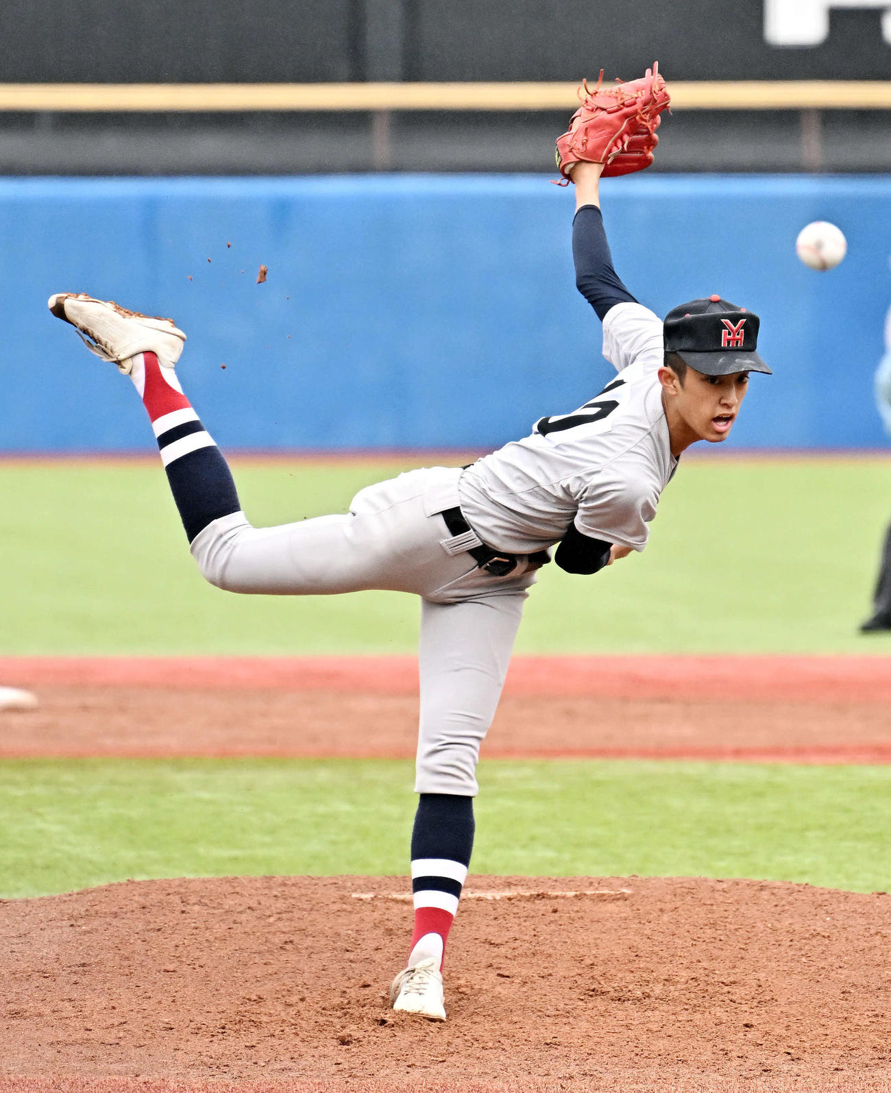 明徳義塾対横浜　力投する横浜先発の織田（撮影・滝沢徹郎）