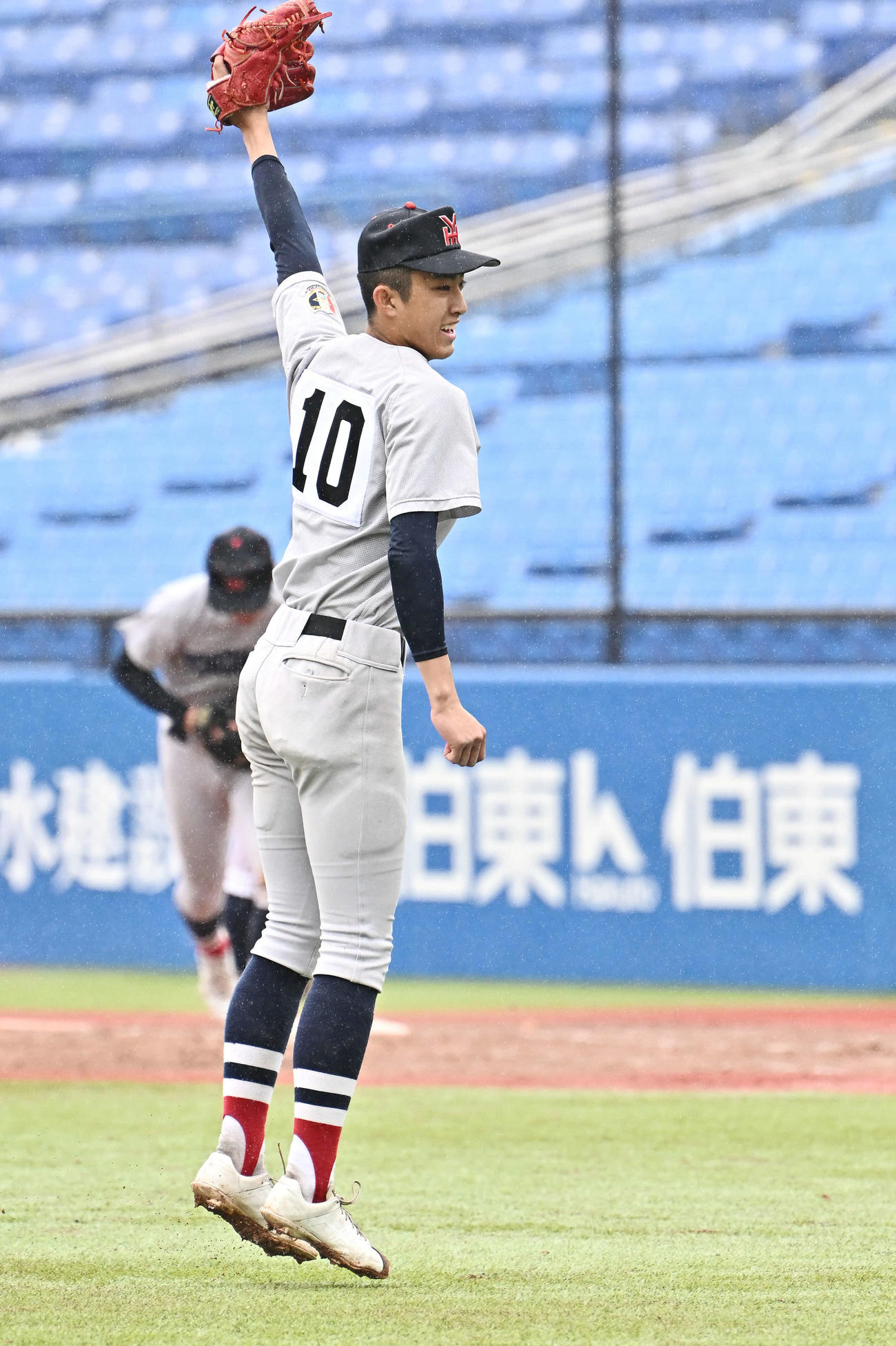 明徳義塾対横浜　完封勝利し笑顔の横浜・織田（撮影・滝沢徹郎）