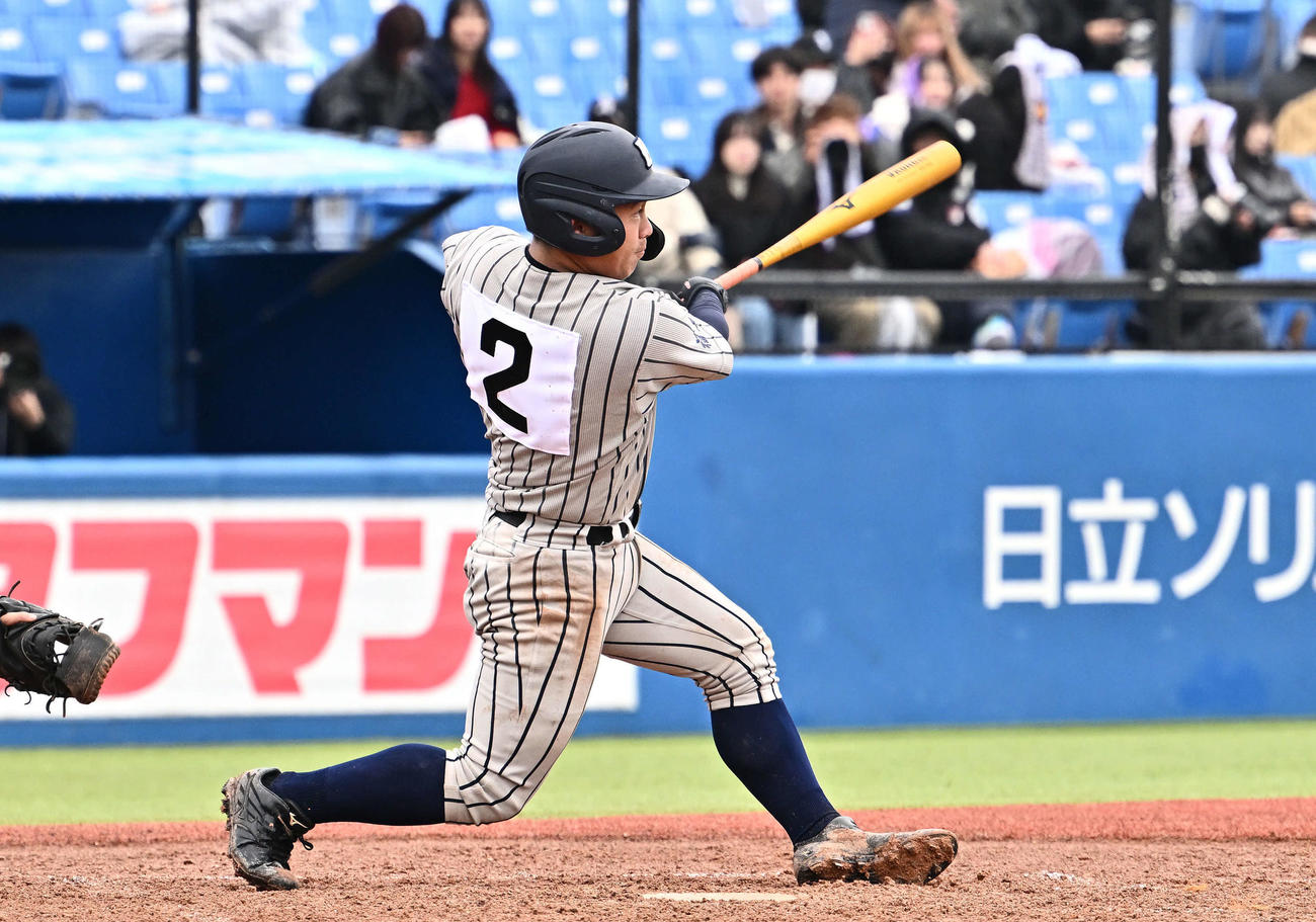 沖縄尚学対敦賀気比　4回裏敦賀気比無死、小林は左越えソロ本塁打を放つ（撮影・滝沢徹郎）