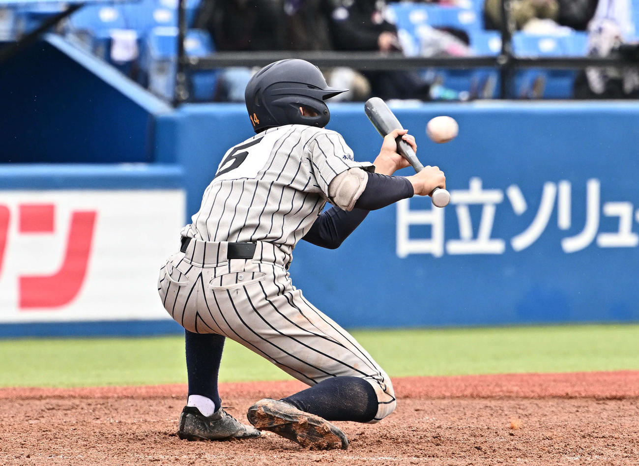 沖縄尚学対敦賀気比　5回裏敦賀気比1死一、三塁、河村はスクイズを決める（撮影・滝沢徹郎）