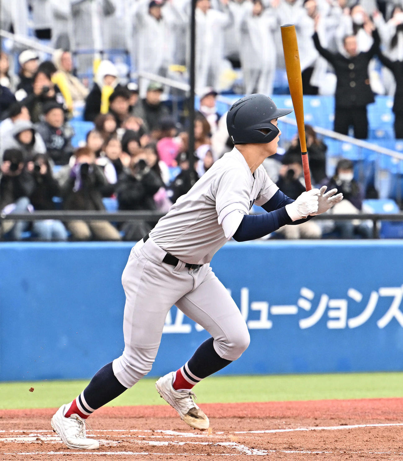 明徳義塾対横浜　2回裏横浜無死一塁、奥村頼は左中間へ先制適時三塁打を放つ（撮影・滝沢徹郎）
