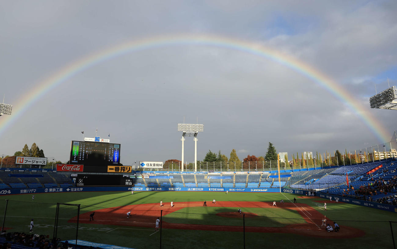 名城大対環太平洋大　試合中、美しい虹が神宮の空を彩った（撮影・浅見桂子）