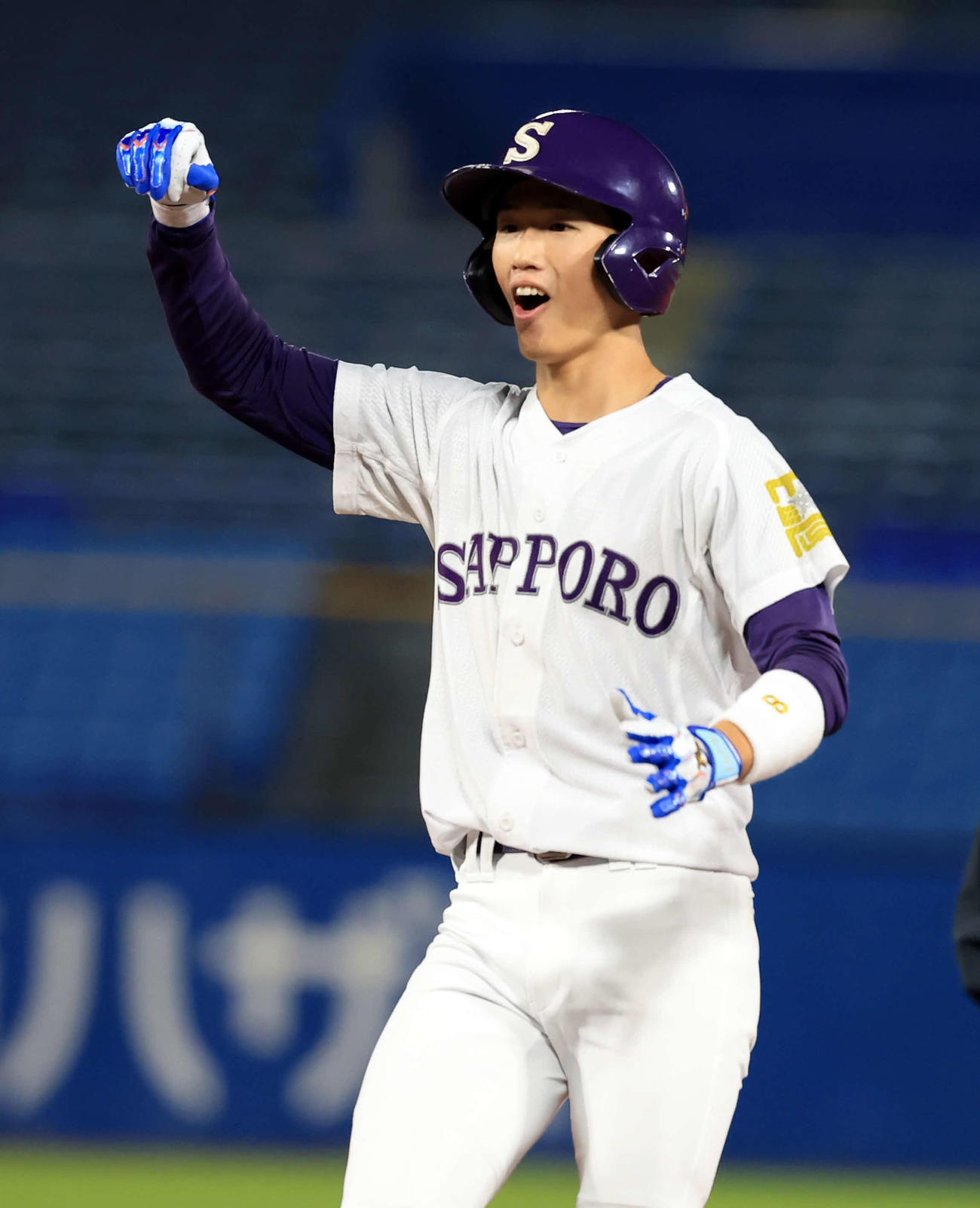 天理大対札幌大　1回裏札幌大無死、伊藤は中前打を放ちガッツポーズ（撮影・浅見桂子）