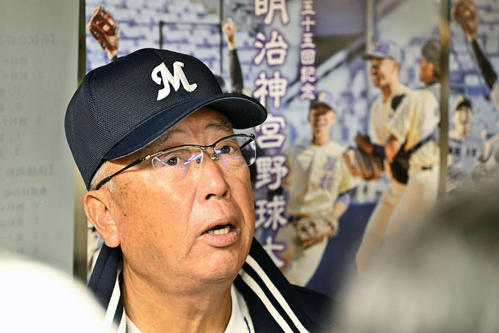 明徳義塾対横浜　試合後、取材に応じる明徳義塾・馬淵監督（撮影・滝沢徹郎）