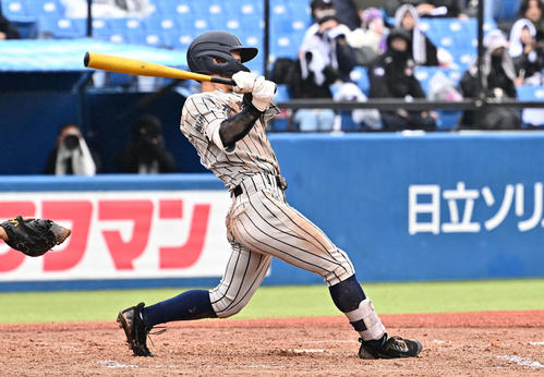 沖縄尚学対敦賀気比　6回裏敦賀気比1死一、二塁、岡部は右越え3点本塁打を放つ（撮影・滝沢徹郎）