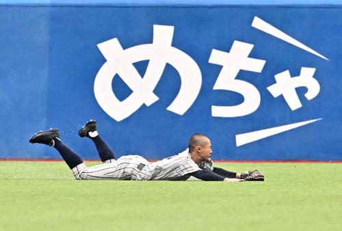 沖縄尚学対敦賀気比　7回表沖縄尚学2死、阿波根の中飛を好捕する河村（撮影・滝沢徹郎）