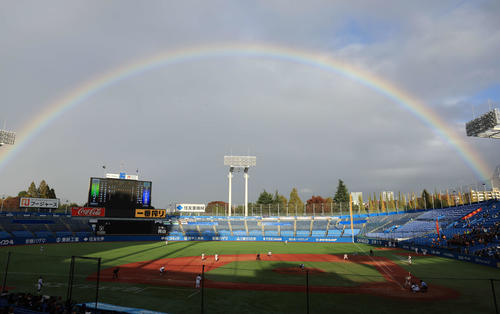 名城大対環太平洋大　試合中、美しい虹が神宮の空を彩った（撮影・浅見桂子）