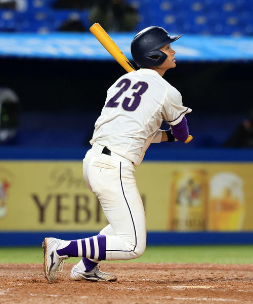 天理大対札幌大　5回表天理大1死一、三塁、池田は勝ち越し犠飛を放つ（撮影・浅見桂子）