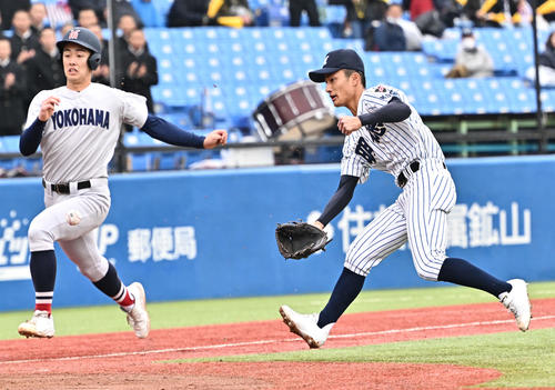 明徳義塾対横浜　2回裏横浜1死三塁、駒橋のバントの打球を本塁へグラブトスする池崎。左は三塁走者奥村頼（撮影・滝沢徹郎）