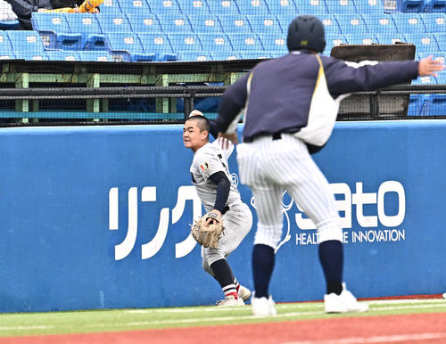 明徳義塾対横浜　3回表明徳義塾1死二、三塁、山田将の三邪飛を好捕し本塁へ送球する為永（撮影・滝沢徹郎）