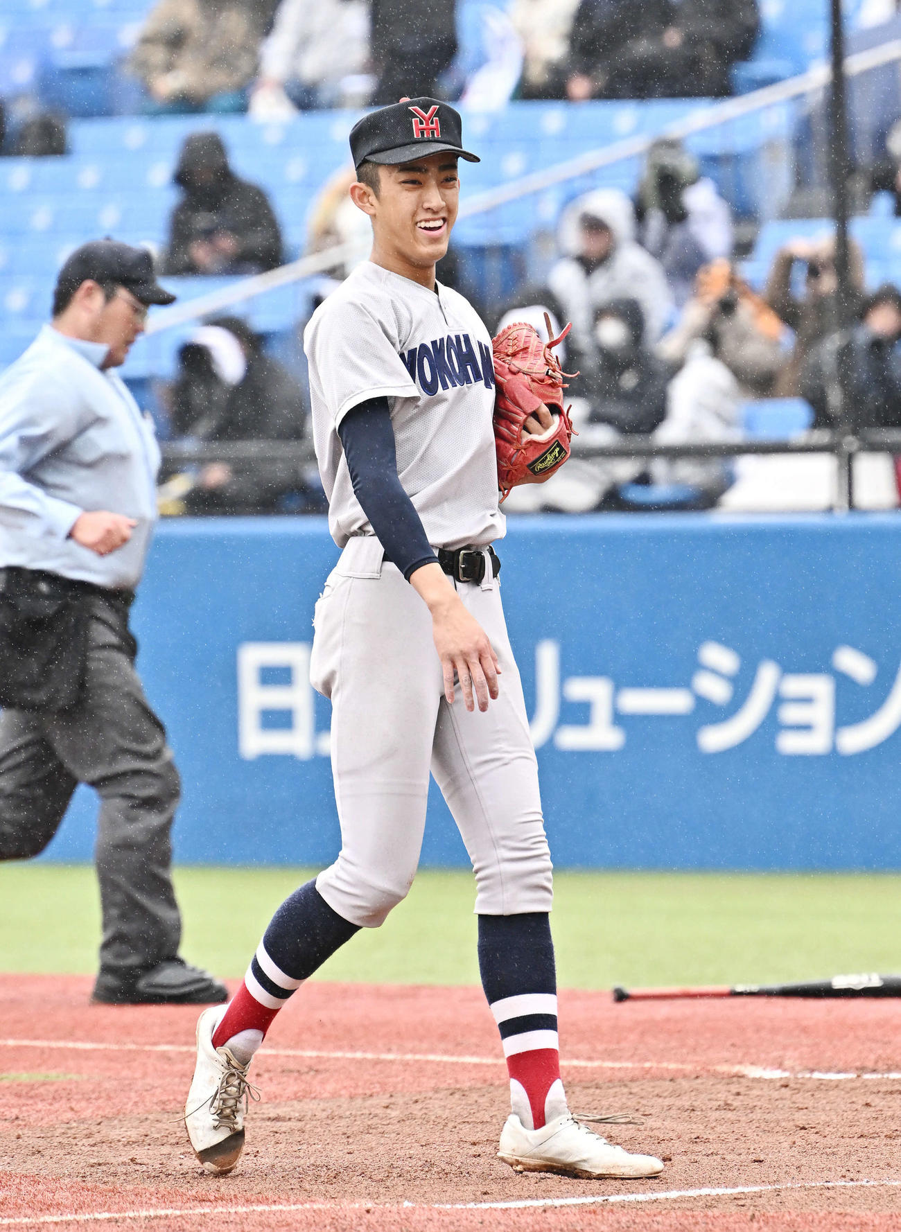 明徳義塾対横浜　完封勝利し笑顔の横浜・織田（撮影・滝沢徹郎）