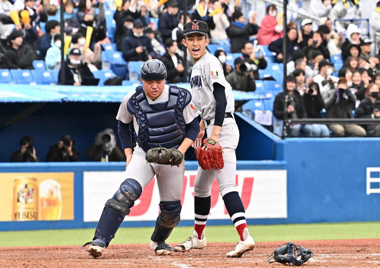 明徳義塾対横浜　3回表明徳義塾1死二、三塁、山田将を併殺に仕留め雄たけびを上げる織田（右）と駒橋（撮影・滝沢徹郎）