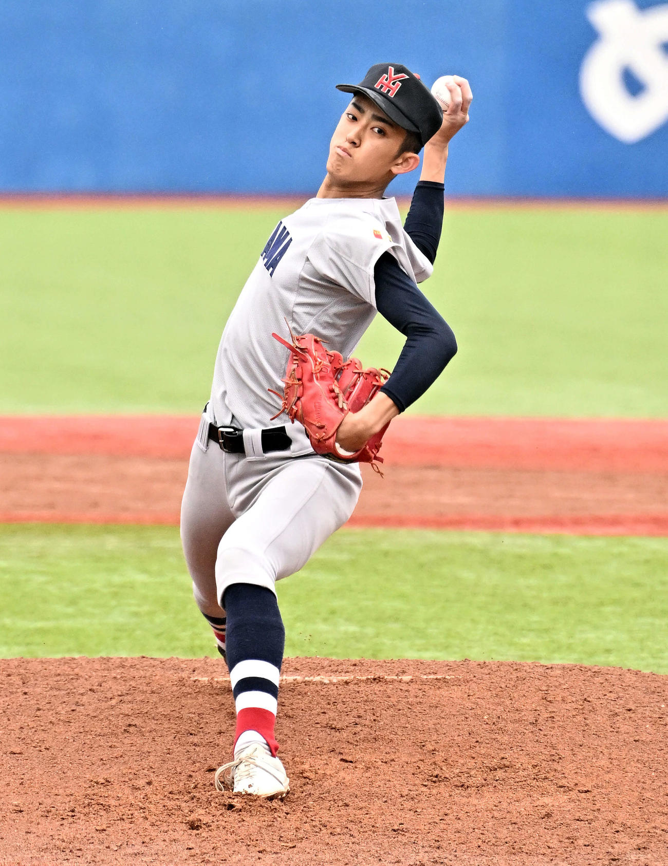 明徳義塾対横浜　力投する横浜先発の織田（撮影・滝沢徹郎）