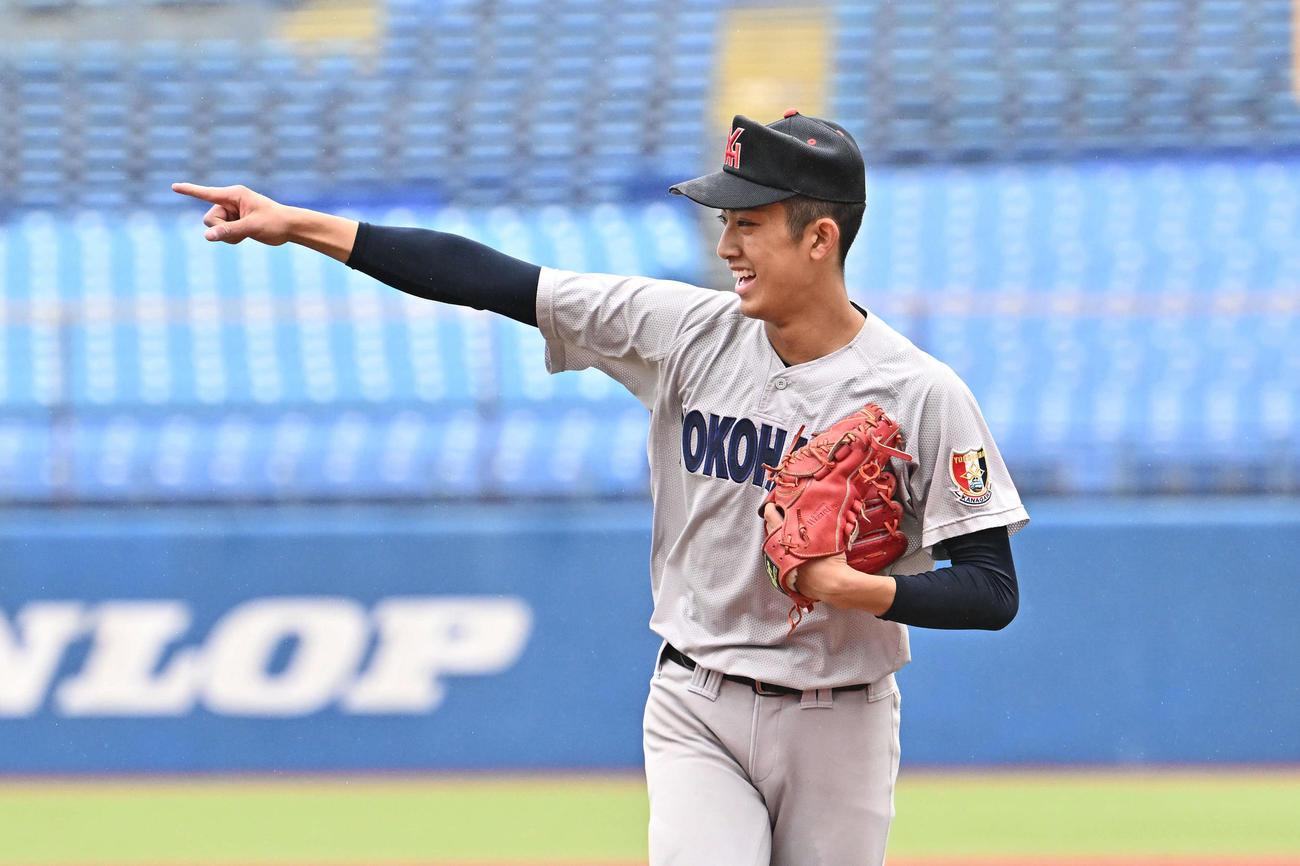 明徳義塾対横浜　7回表を投げ終えた横浜先発の織田はチームメートを指さす（撮影・滝沢徹郎）