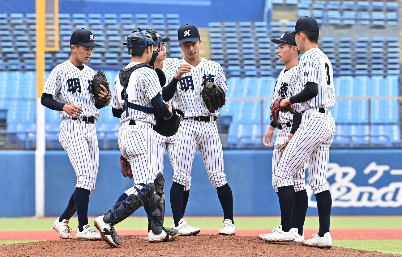 明徳義塾対横浜　5回裏、ピンチにマウンドに集まる明徳義塾の選手たち（撮影・滝沢徹郎）