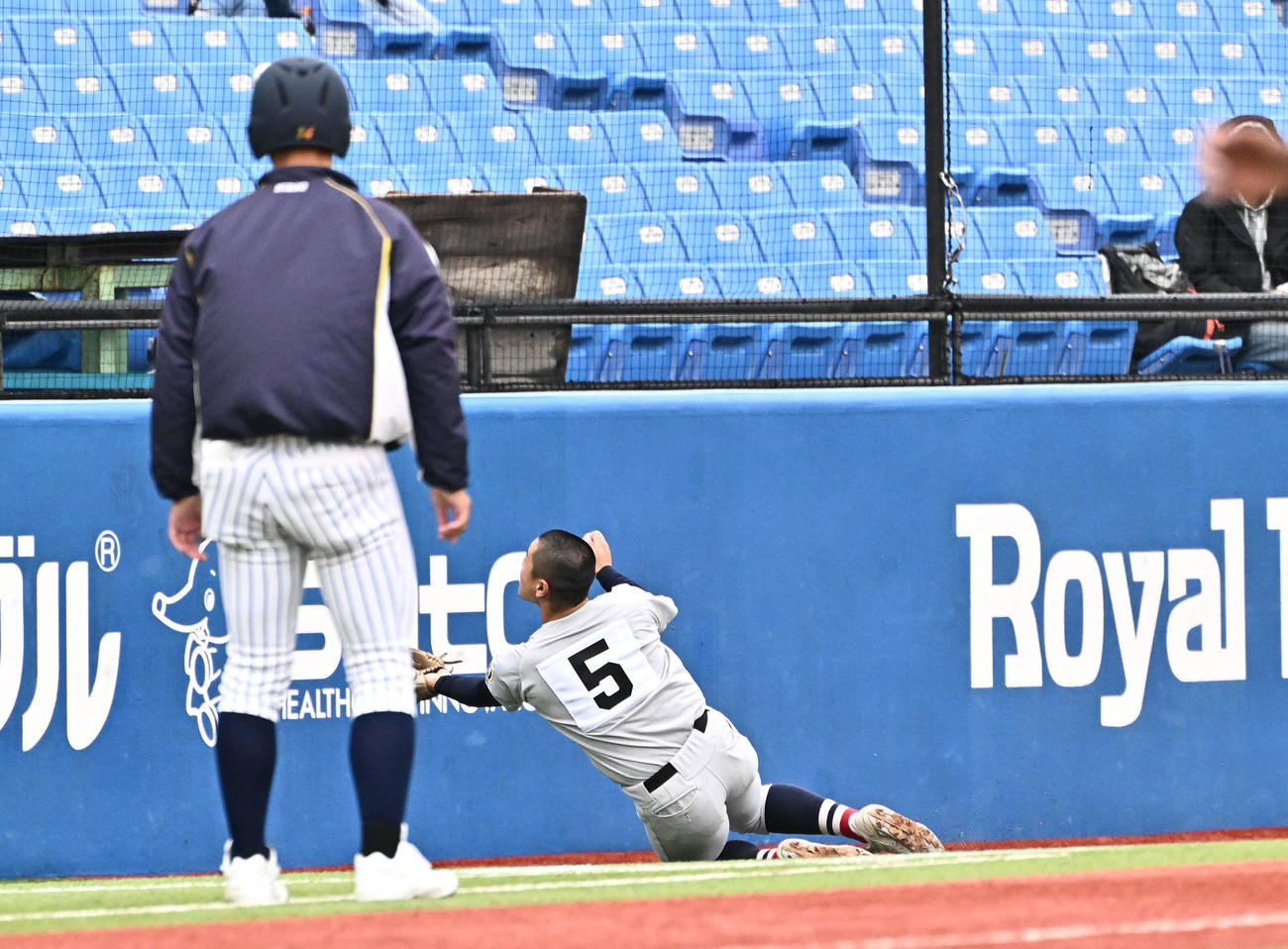 明徳義塾対横浜　3回表明徳義塾1死二、三塁、山田将の三邪飛を好捕する為永（撮影・滝沢徹郎）