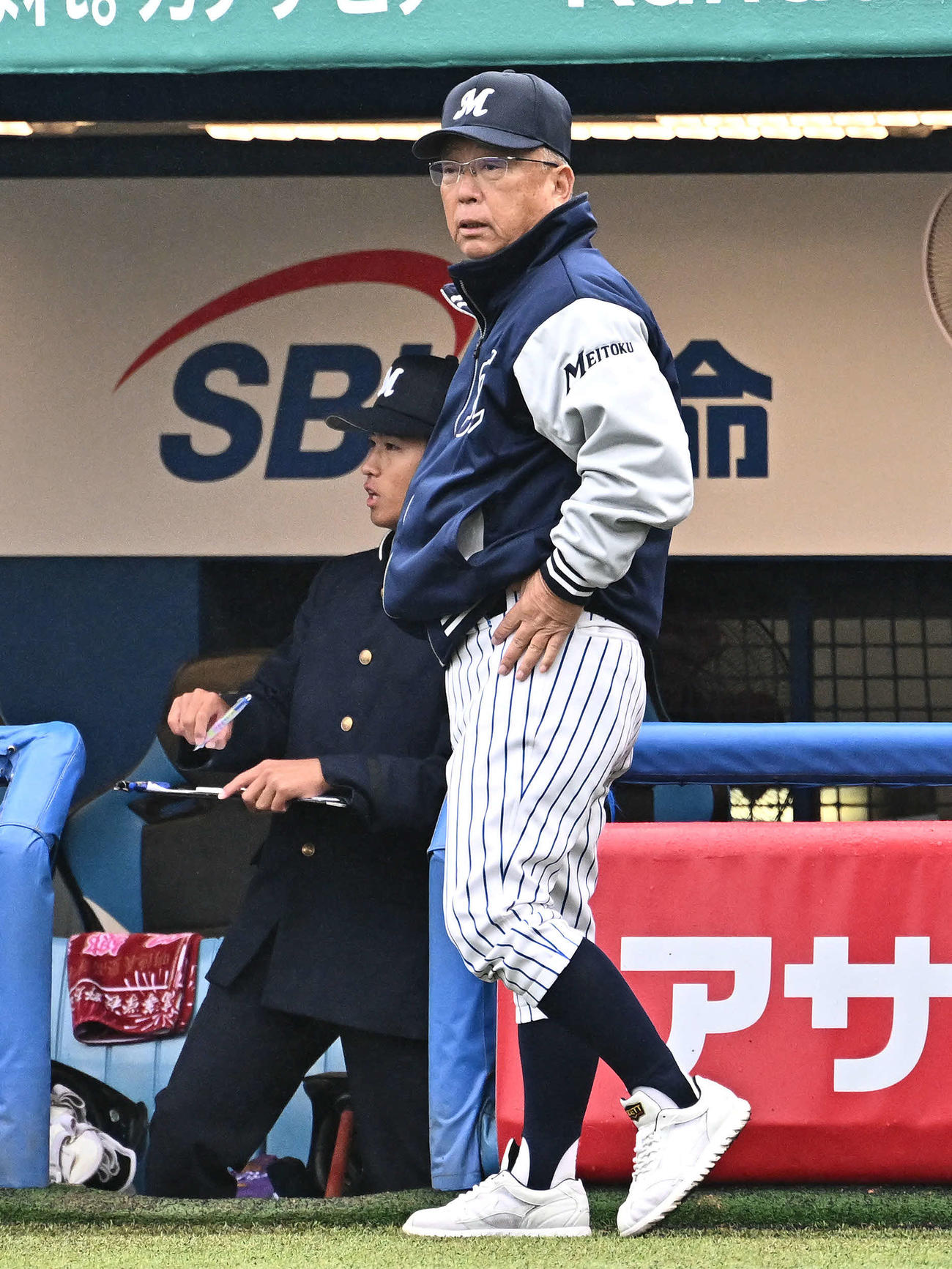 明徳義塾対横浜　戦況を見守る明徳義塾・馬淵監督（撮影・滝沢徹郎）