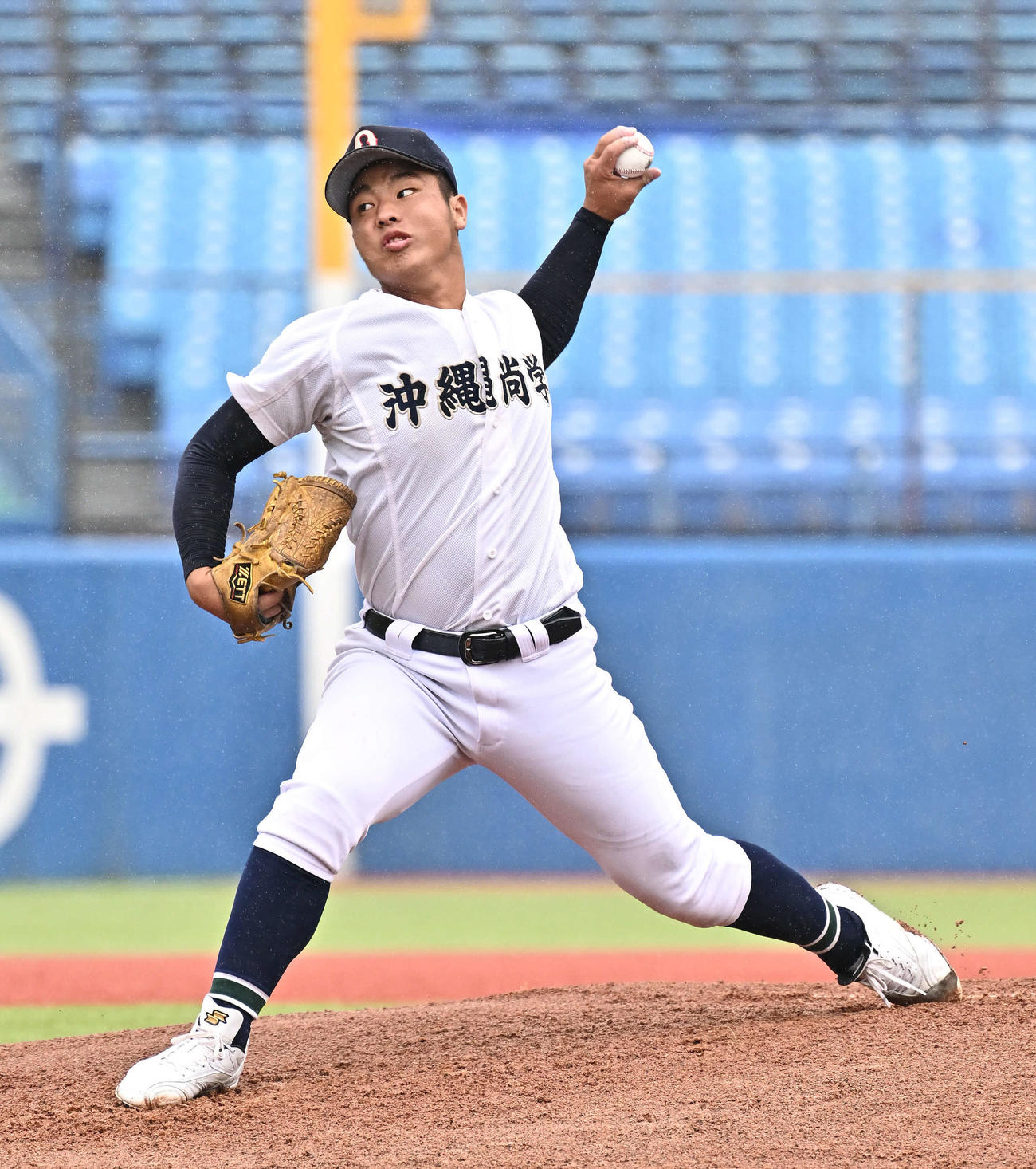 沖縄尚学対敦賀気比　沖縄尚学先発の末吉（撮影・滝沢徹郎）