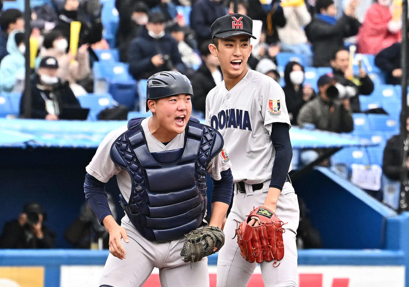 明徳義塾対横浜　3回表明徳義塾1死二、三塁、山田将を併殺に仕留め雄たけびを上げる織田（右）と駒橋（撮影・滝沢徹郎）