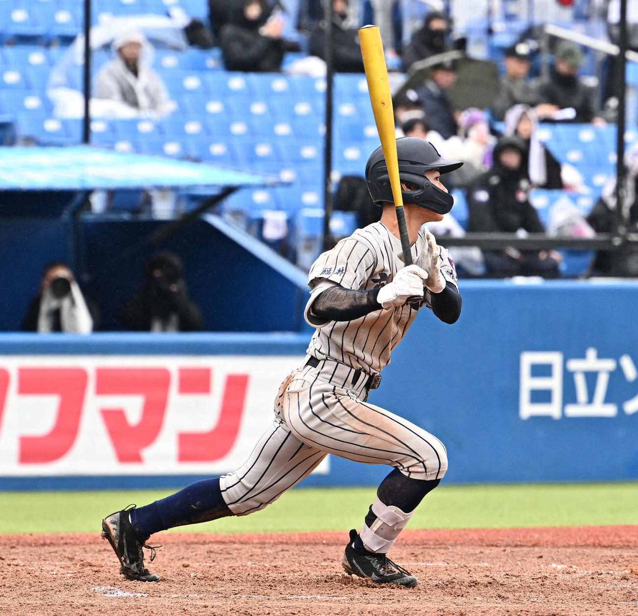 沖縄尚学対敦賀気比　6回裏敦賀気比1死一、二塁、岡部は右越え3点本塁打を放つ（撮影・滝沢徹郎）