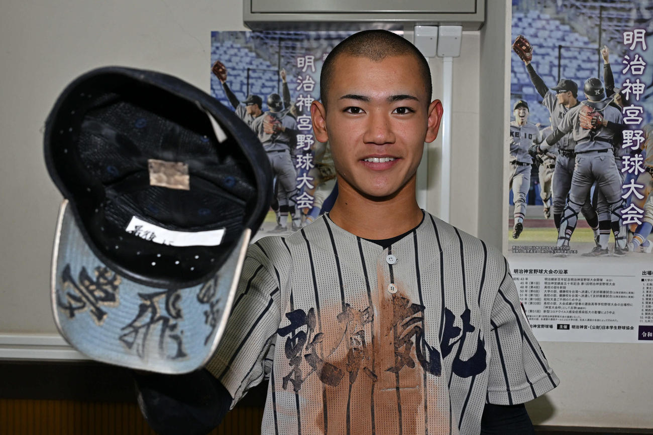 沖縄尚学対敦賀気比　試合後、「夢　飛　星」とつばに書かれた帽子を手にする敦賀気比・岡部（撮影・滝沢徹郎）