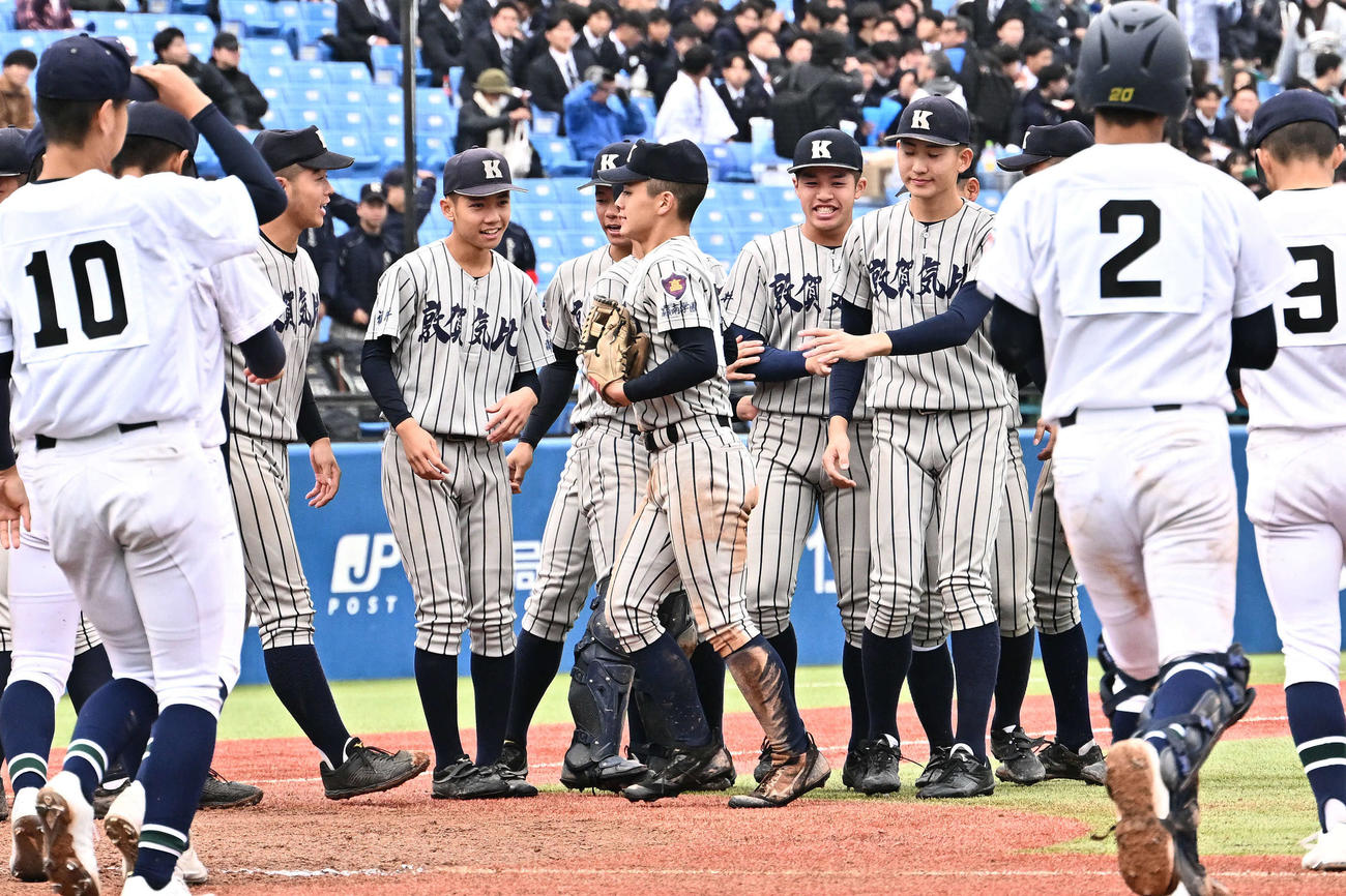 沖縄尚学対敦賀気比　勝利を飾りチームメートと喜ぶ敦賀気比の選手たち（撮影・滝沢徹郎）