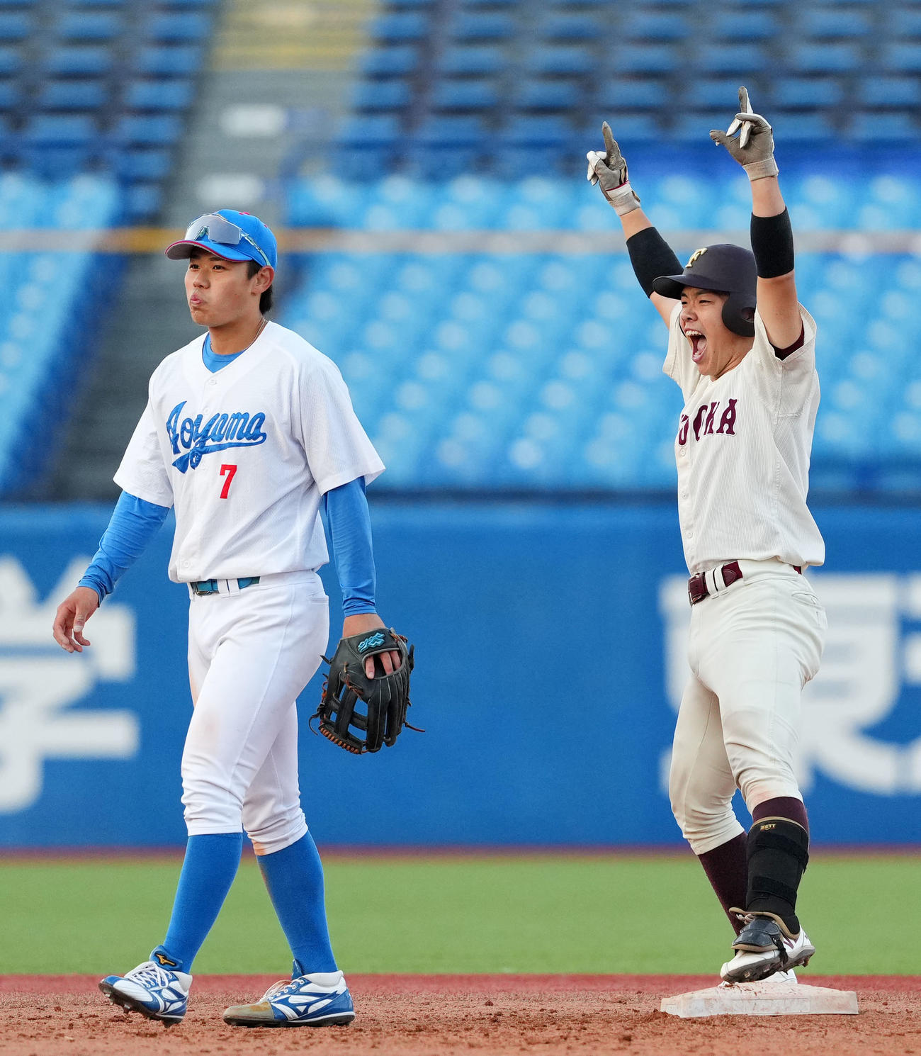 福岡大対青学大　9回表福岡大2死一、三塁、左翼線へ適時二塁打を放ちほえる簑原（右）（撮影・横山健太）