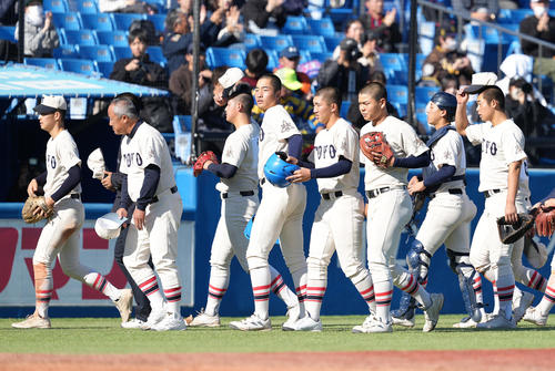 東洋大姫路対二松学舎大付　二松学舎大付に勝利した東洋大姫路（撮影・足立雅史）