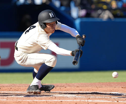 広島商対東海大札幌　2回表広島商1死三塁、小田はスクイズを決める（撮影・足立雅史）