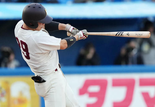 福岡大対青学大　9回表福岡大2死一、三塁、左翼線へ適時二塁打を放つ簑原（撮影・横山健太）
