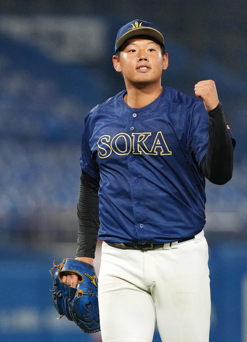 創価大対富士大　8回表を無失点に抑えガッツポーズする創価大・田代（撮影・横山健太）