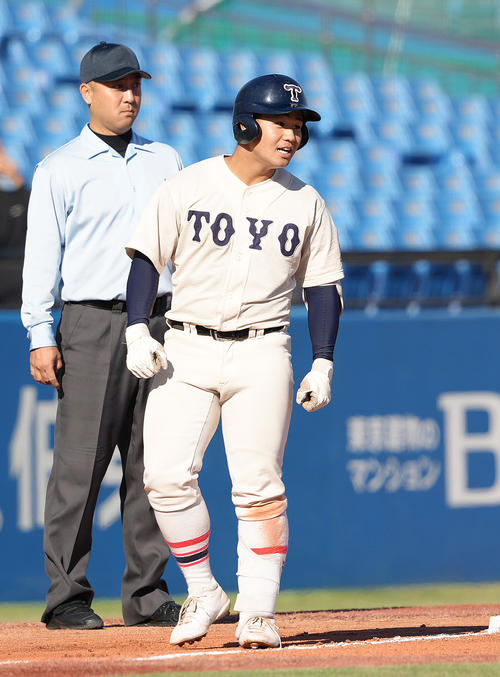 東洋大姫路対二松学舎大付　6回表東洋大姫路2死二塁、渡辺は適時三塁打を放つ（撮影・足立雅史）