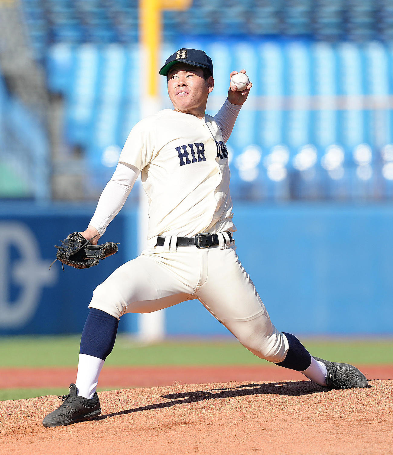 広島商対東海大札幌　広島商先発の徳永（撮影・足立雅史）