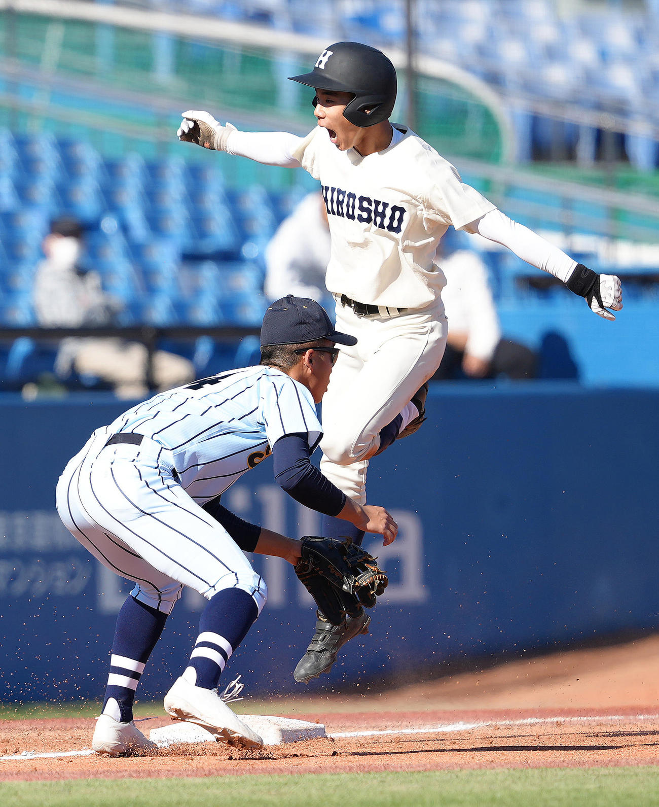 広島商対東海大札幌　1回表広島商1死、西村は三塁打を放ちジャンプし喜ぶ（撮影・足立雅史）