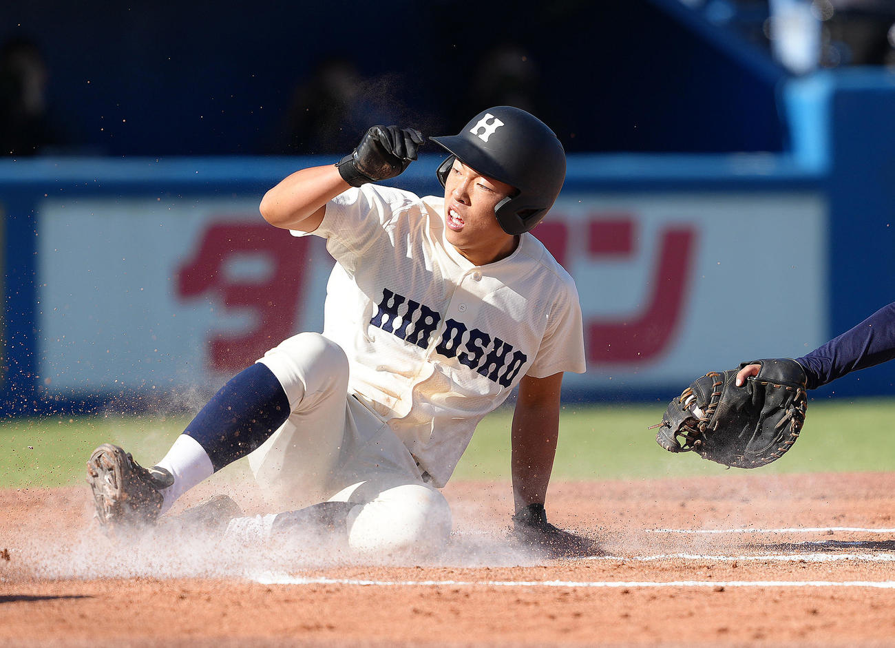 広島商対東海大札幌　1回表広島商2死一、二塁、柳井の内野安打と相手悪送球で生還する名越（撮影・足立雅史）