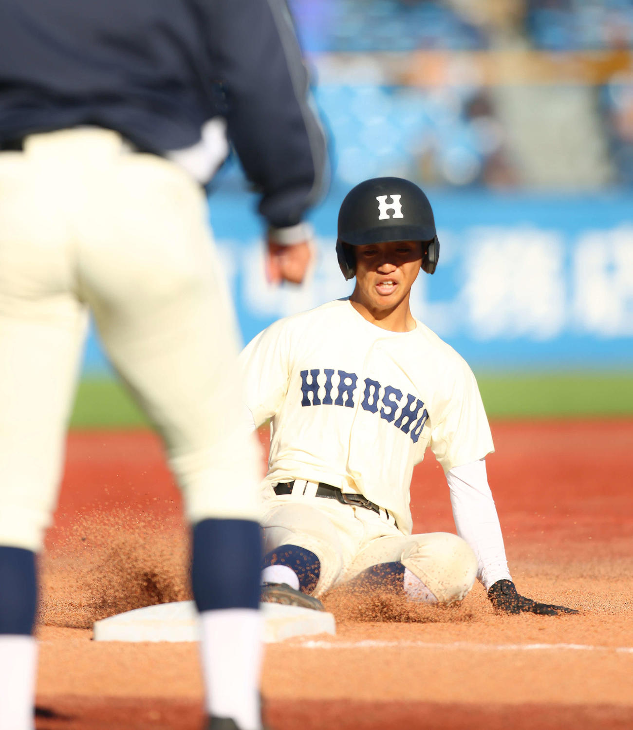 広島商対敦賀気比　2回表広島商1死二塁、右中間に先制適時三塁打を放ち出塁する片岡（撮影・河田真司）