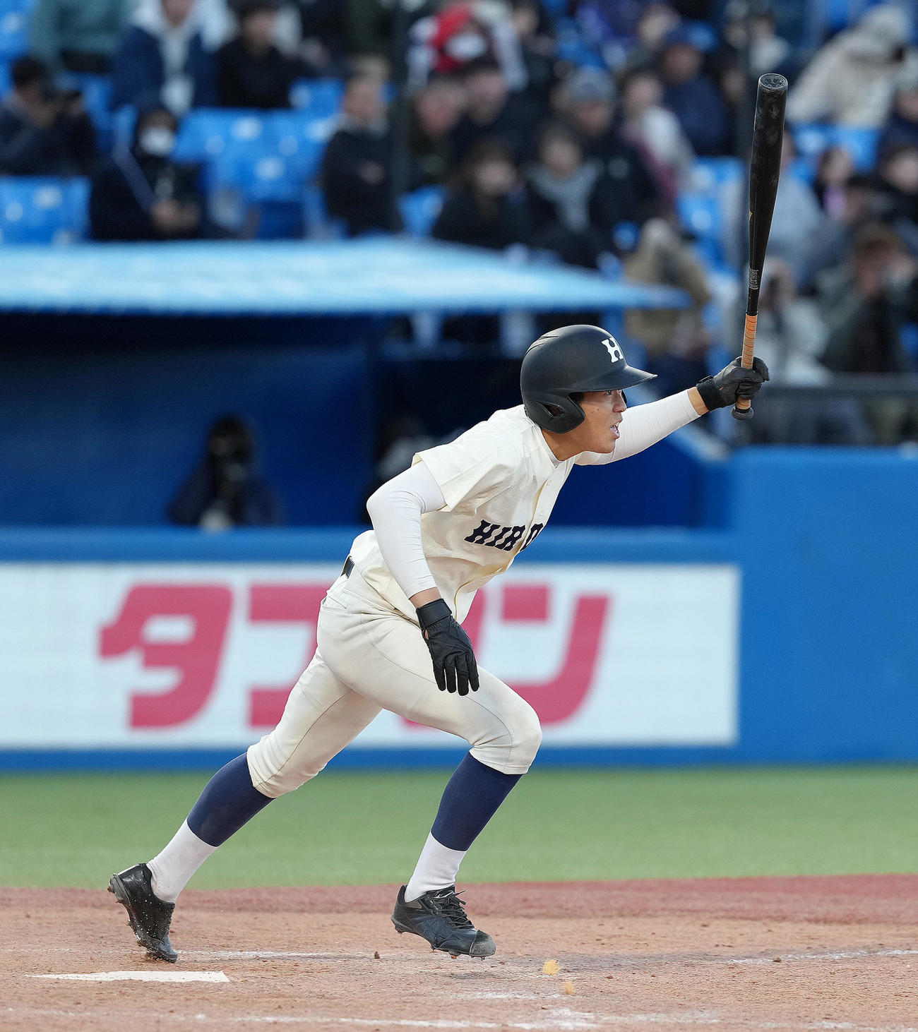 広島商対敦賀気比　タイブレークの11回表広島商2死一、二塁、小田は右前適時打を放つ（撮影・足立雅史）