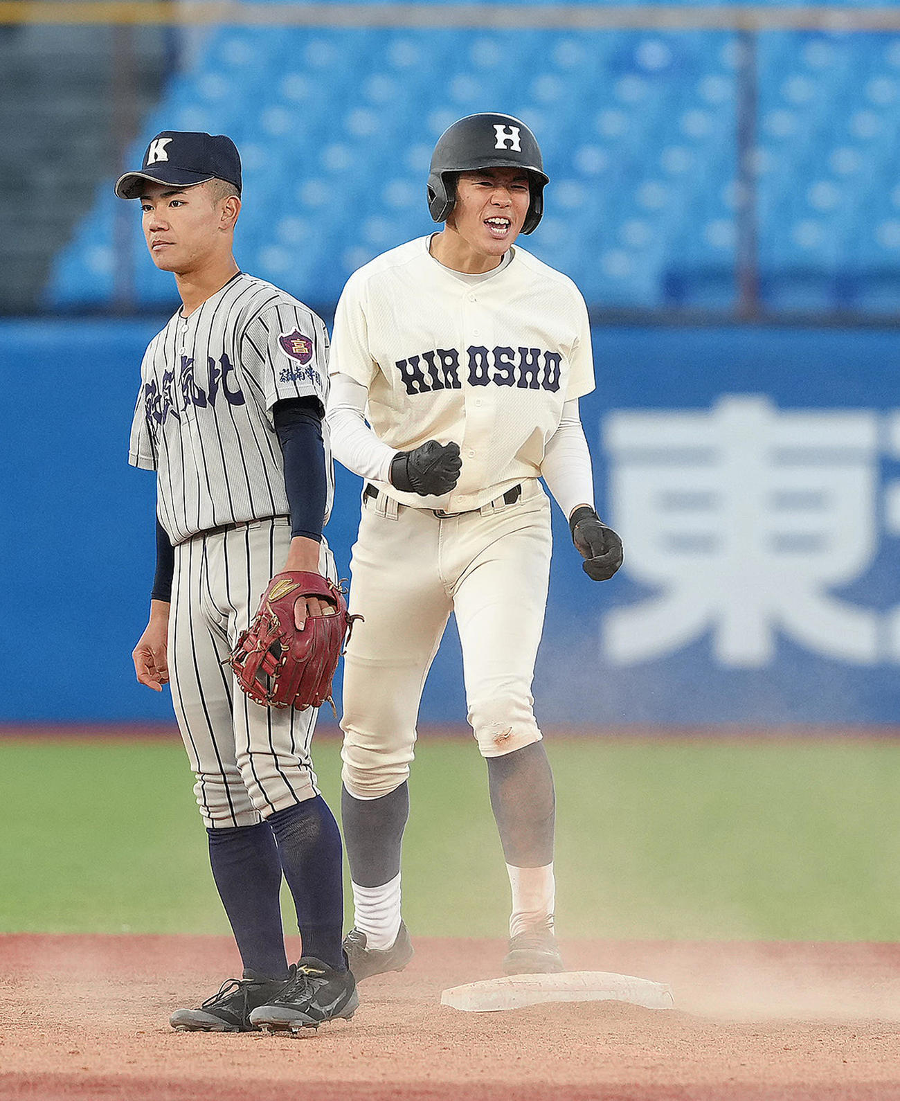 広島商対敦賀気比　タイブレークの11回表広島商2死一、二塁、小田（右）は右前適時打を放ちガッツポーズ（撮影・足立雅史）