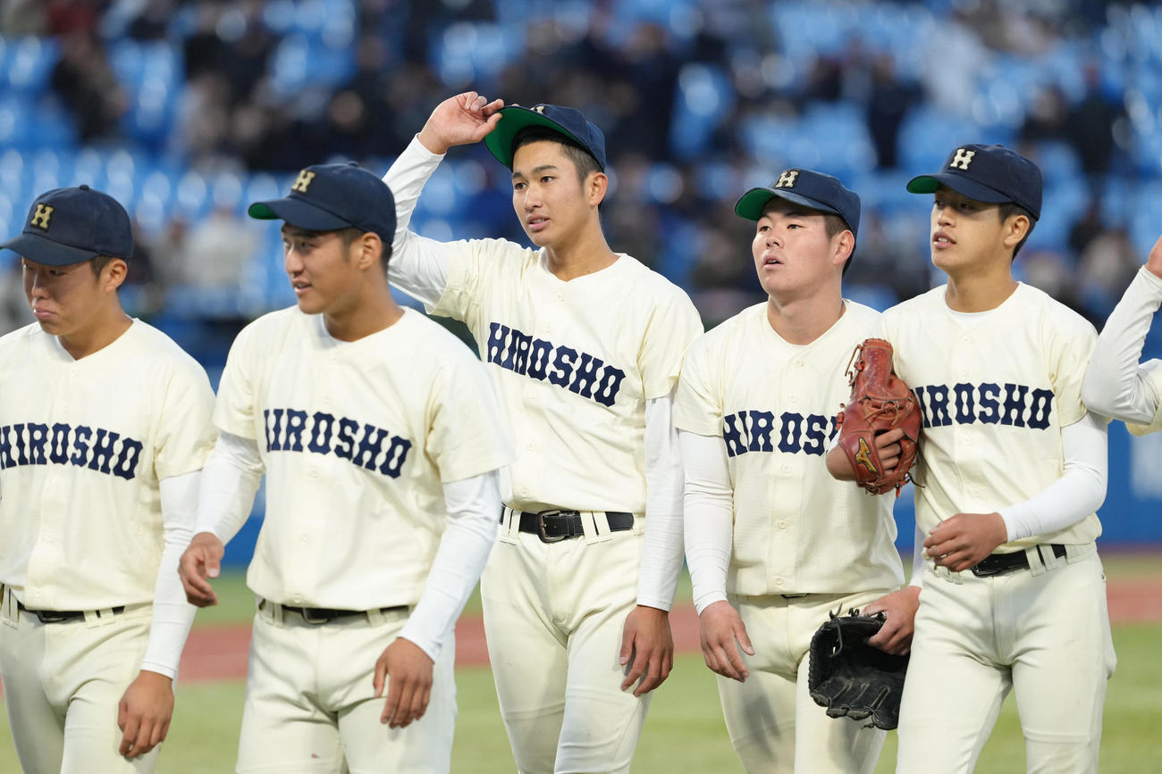 広島商対敦賀気比　敦賀気比に勝利しスタンドにあいさつする広島商先発の大宗（中央）ら（撮影・足立雅史）