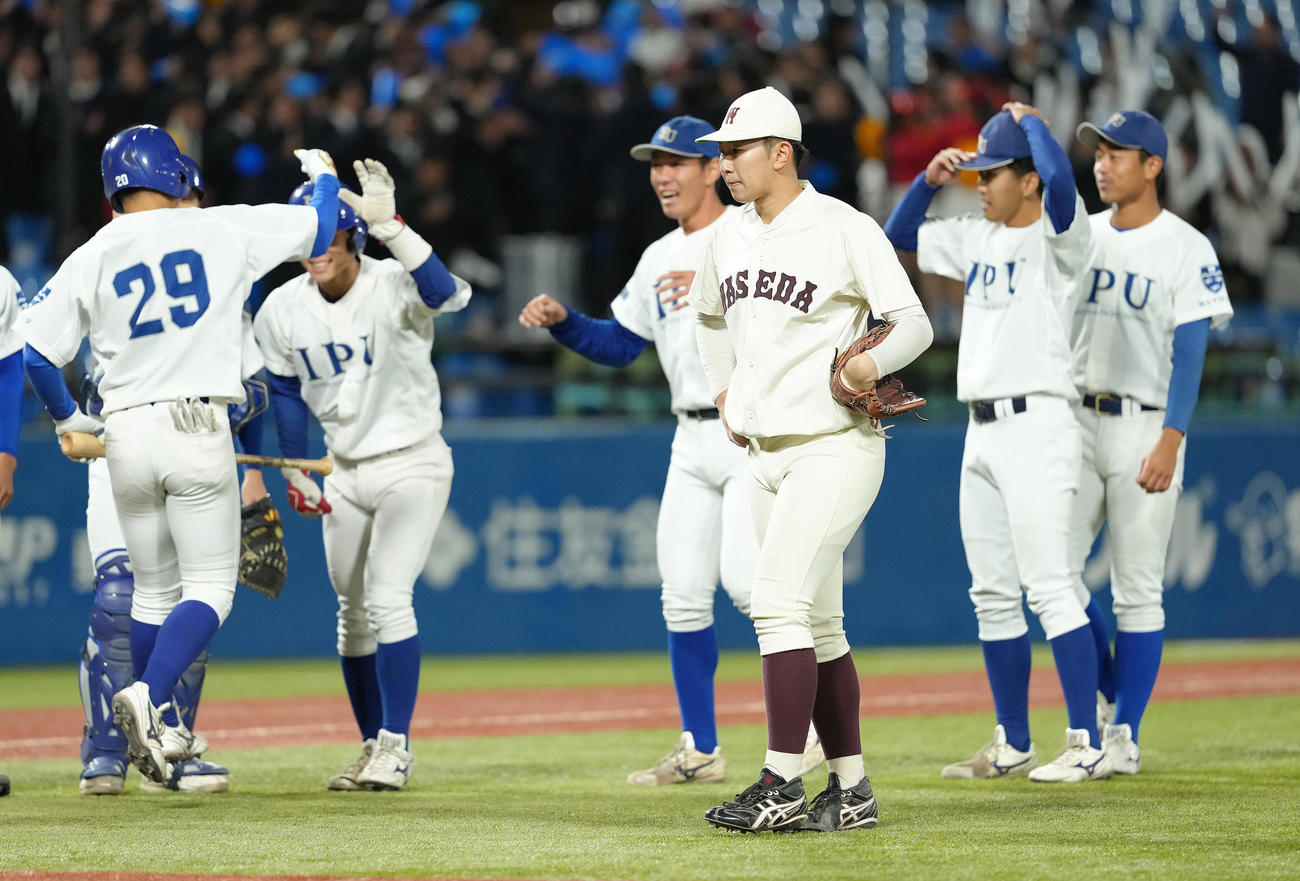 早大対環太平洋大　タイブレークの10回裏環太平洋大1死満塁、暴投でサヨナラ負けとなり、がっくりと引き揚げる伊藤（右から3人目）（撮影・足立雅史）