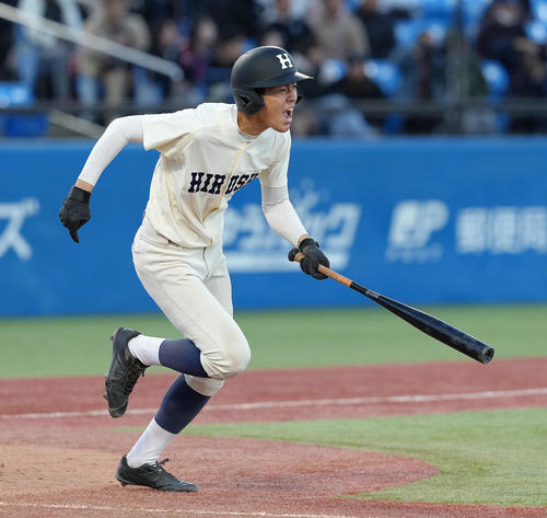 広島商対敦賀気比　タイブレークの11回表広島商2死一、二塁、小田は右前適時打を放ち雄たけびを上げる（撮影・足立雅史）