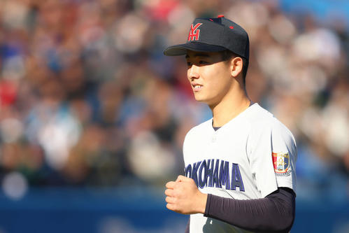 横浜対東洋大姫路　2回裏を抑える横浜・奥村頼（撮影・河田真司）