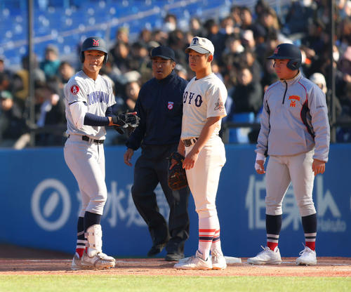 横浜対東洋大姫路　5回表横浜1死一、三塁、右前先制打を放ち出塁する阿部（左）（撮影・河田真司）