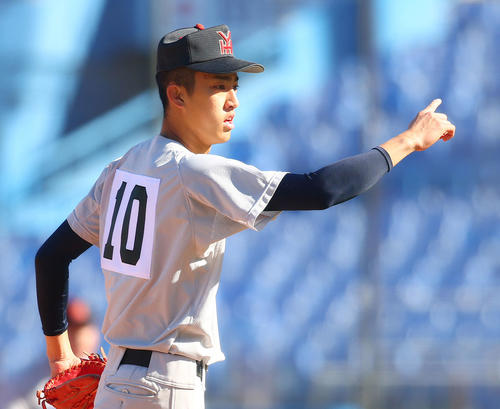横浜対東洋大姫路　6回裏を抑える横浜・織田（撮影・河田真司）