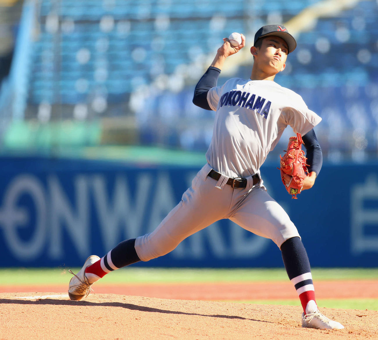 横浜対東洋大姫路　6回裏、力投する横浜・織田（撮影・河田真司）